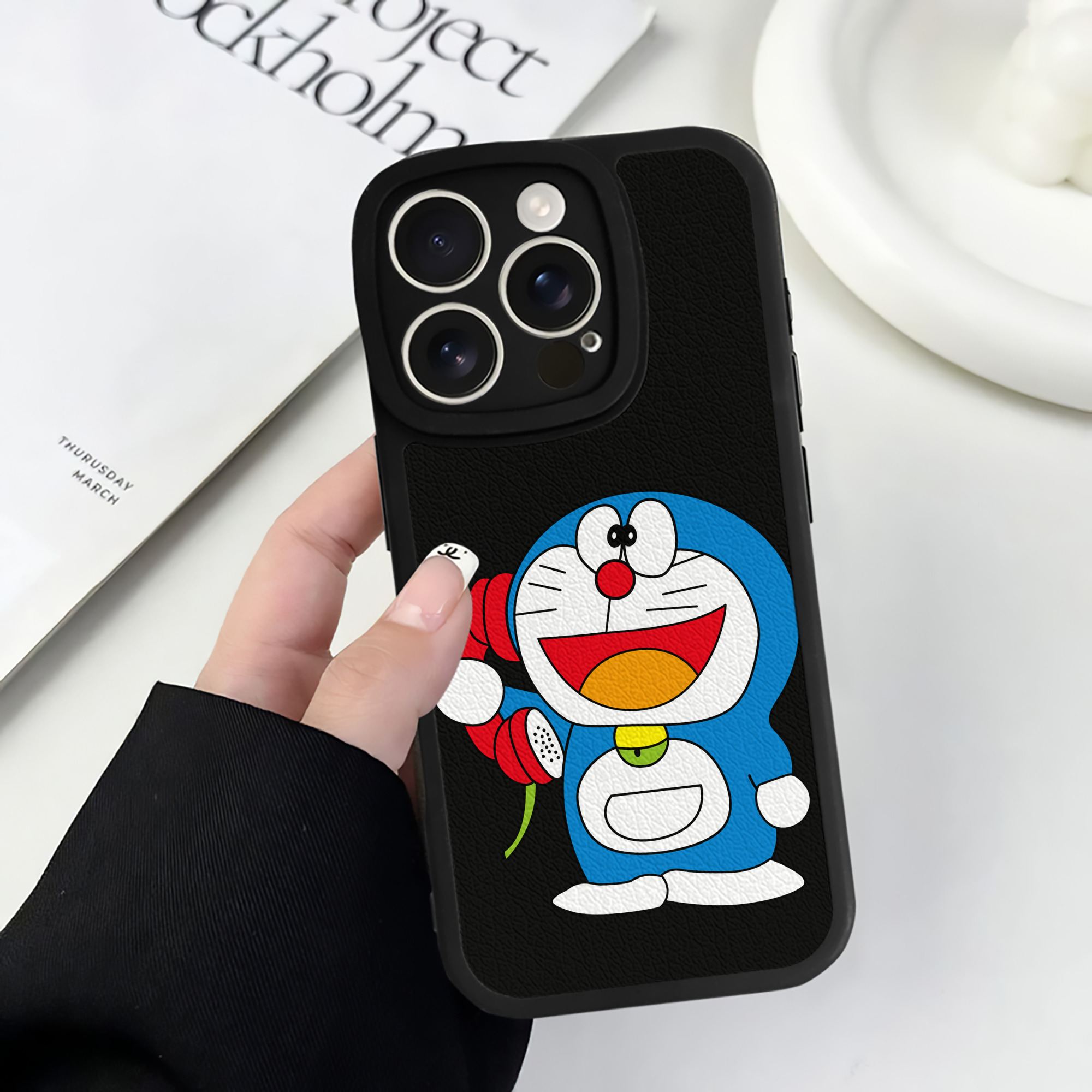 （画像用） ドラえもん Doraemon 【iPhone 16シリーズ対応】シリコンスマホケース（レザー調） 材質：シリコン
